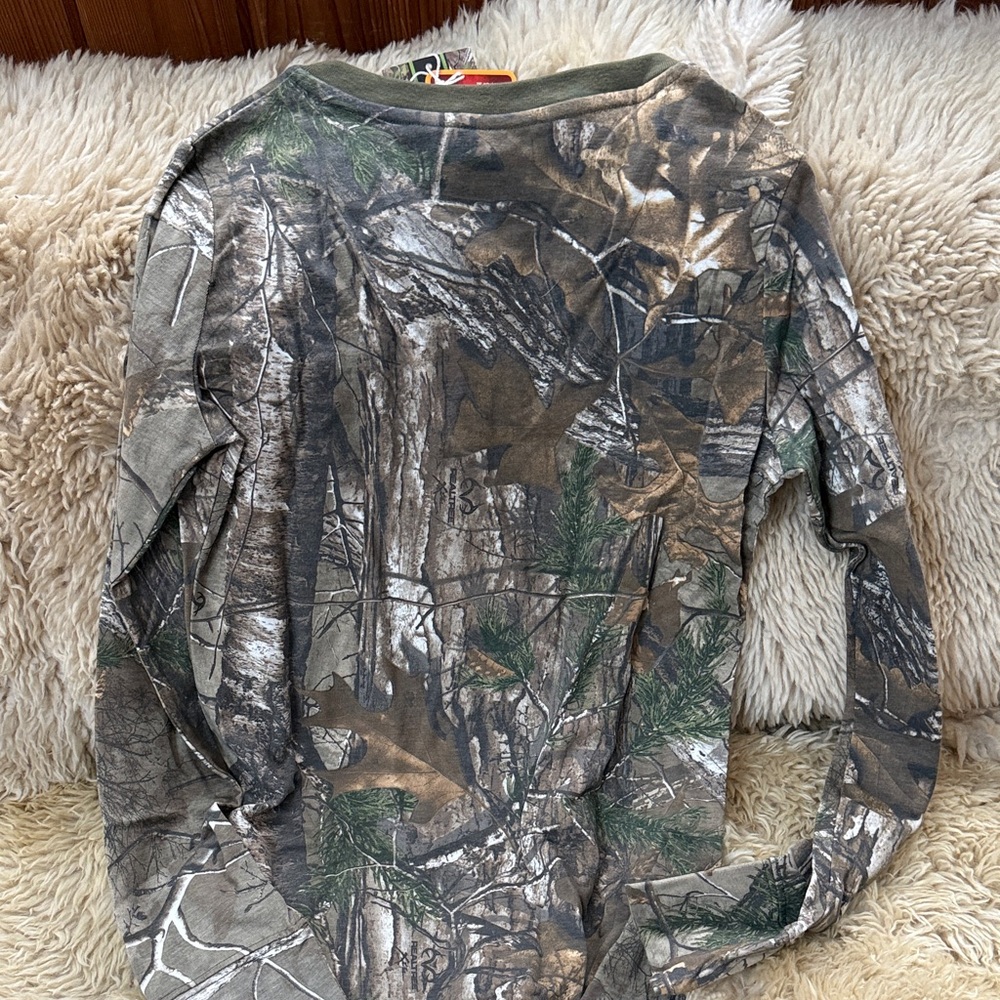 ๐ Realtree Olive and Brown Camo Women's Henley Top ๐ - Picture 3 of 3